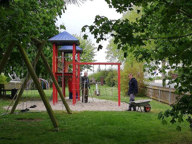 Arbeitseinsatz Spielplatz Mok und Markus1